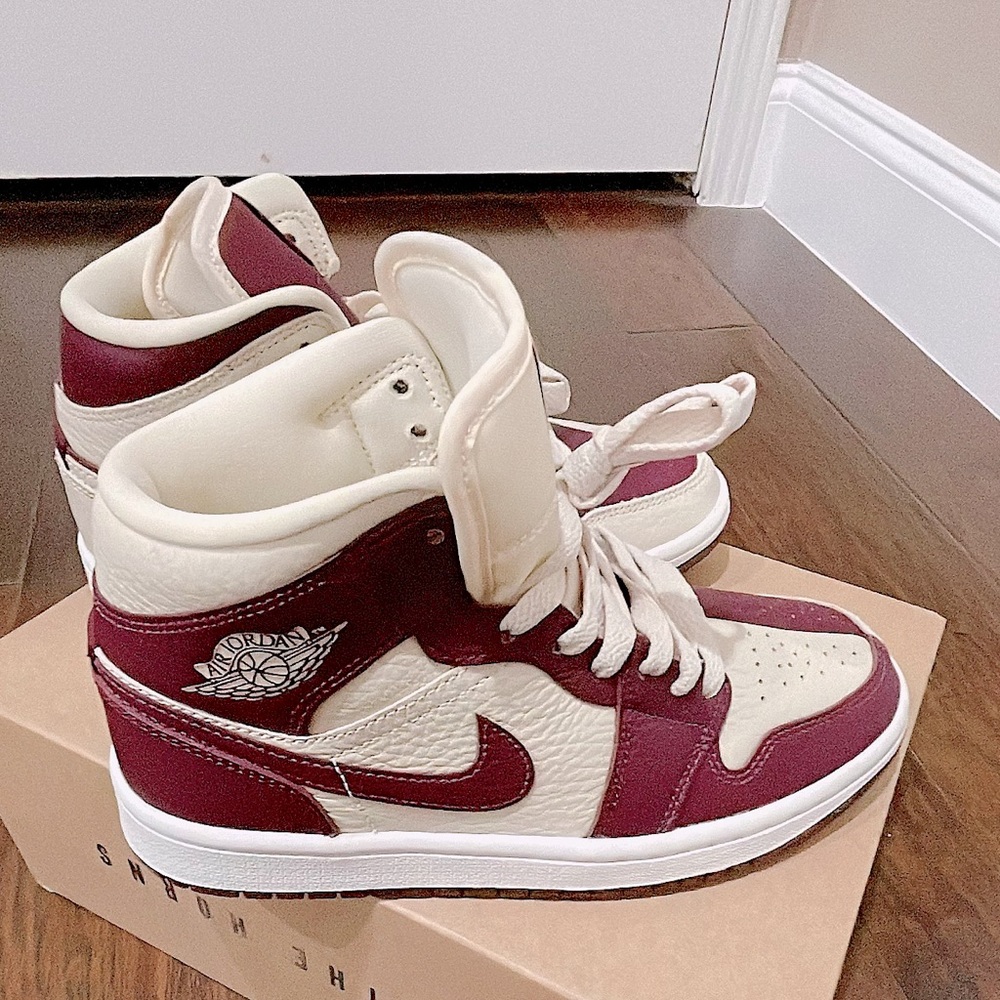 Jordan 1 Mid SE
Size: 6